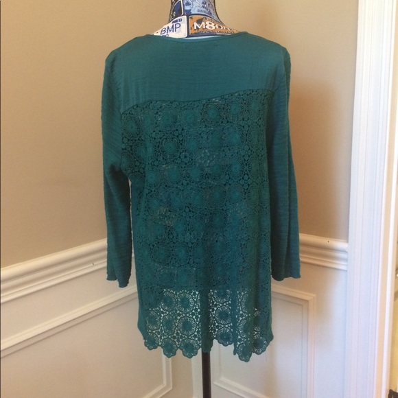 Green long sleeved top w/crocheted back. SEXY! - Picture 2 of 3